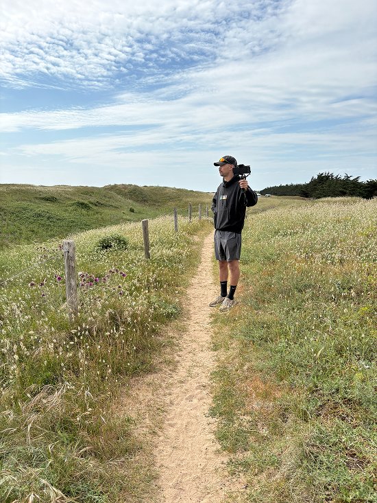 Arthur avec un caméra à la main